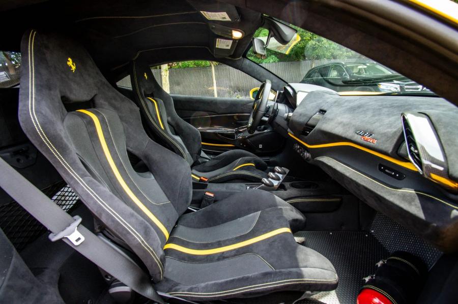 Интерьер Ferrari 488 Pista 2019 года  (фото 26 из 53)